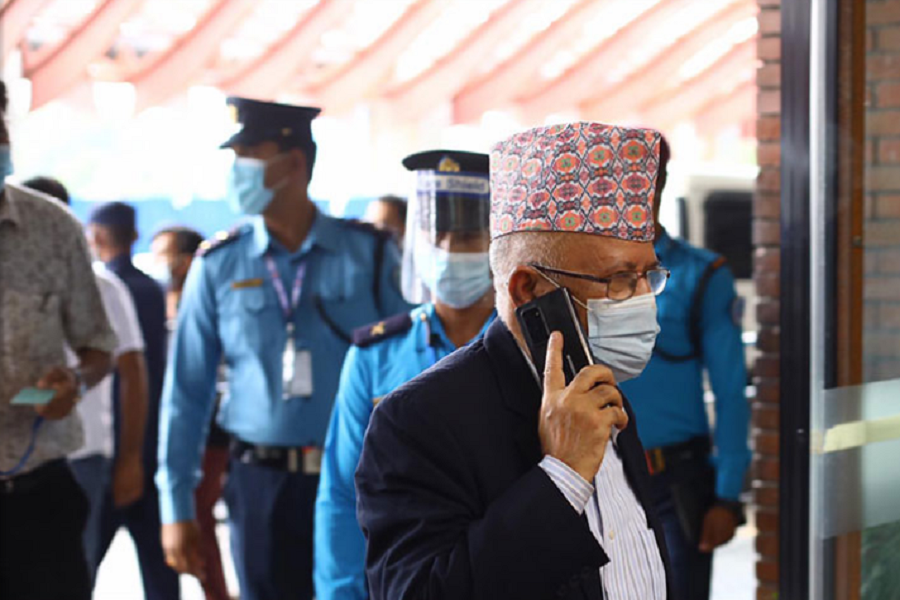 झलनाथलाई  लिन माधब नेपाल आफै गए  एयरपोर्टमा