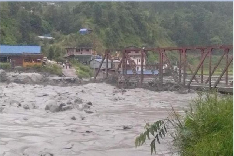 बाढि हेर्न खोलामा जाँदा २ युवकको मृत्य