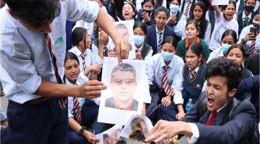 विद्यार्थीलाई ‘सेक्स पार्टनर’को प्रस्ताव गरेको आरोपमा पक्राउ परेका शिक्षक ‘गोकुल बास्कोटा’का खास मान्छे !