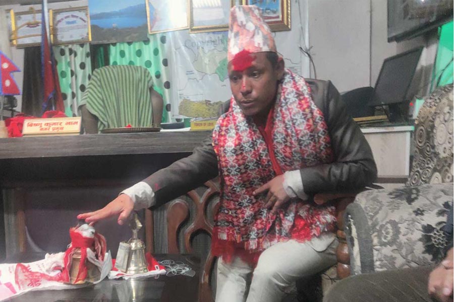 मुगुका यि मेयरले गरे अनौठो तरिकाले पदभार ग्रहण, देशैभरी चर्चा