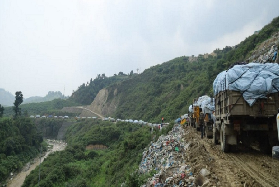 काठमाडौंको फोहोर बोक्ने करिब २ सय गाडी नुवाकोटका स्थानीयले रोके