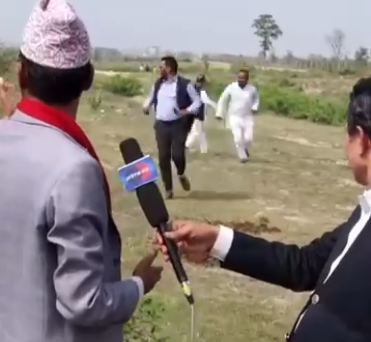 गौतम बुद्ध अन्तर्राष्ट्रिय विमानस्थल परिसरमा भैंसीको बथानले मन्त्रीलाई लखेटेको भिडियो भाइरल