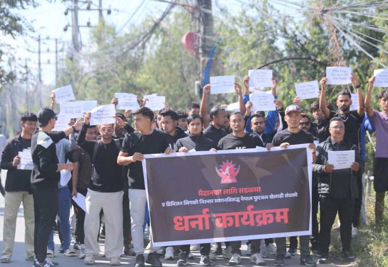 लिग नभएपछि सडकमै उत्रिए :’खेलाडि विश्वकप चार वर्षमा आउँछ, ए डिभिजन लिग कति वर्षमा ?’