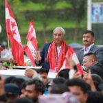 गाडीको सनरुफबाट हात हल्लाउँदै हिँडे देउवा