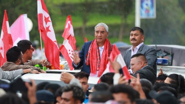 गाडीको सनरुफबाट हात हल्लाउँदै हिँडे देउवा