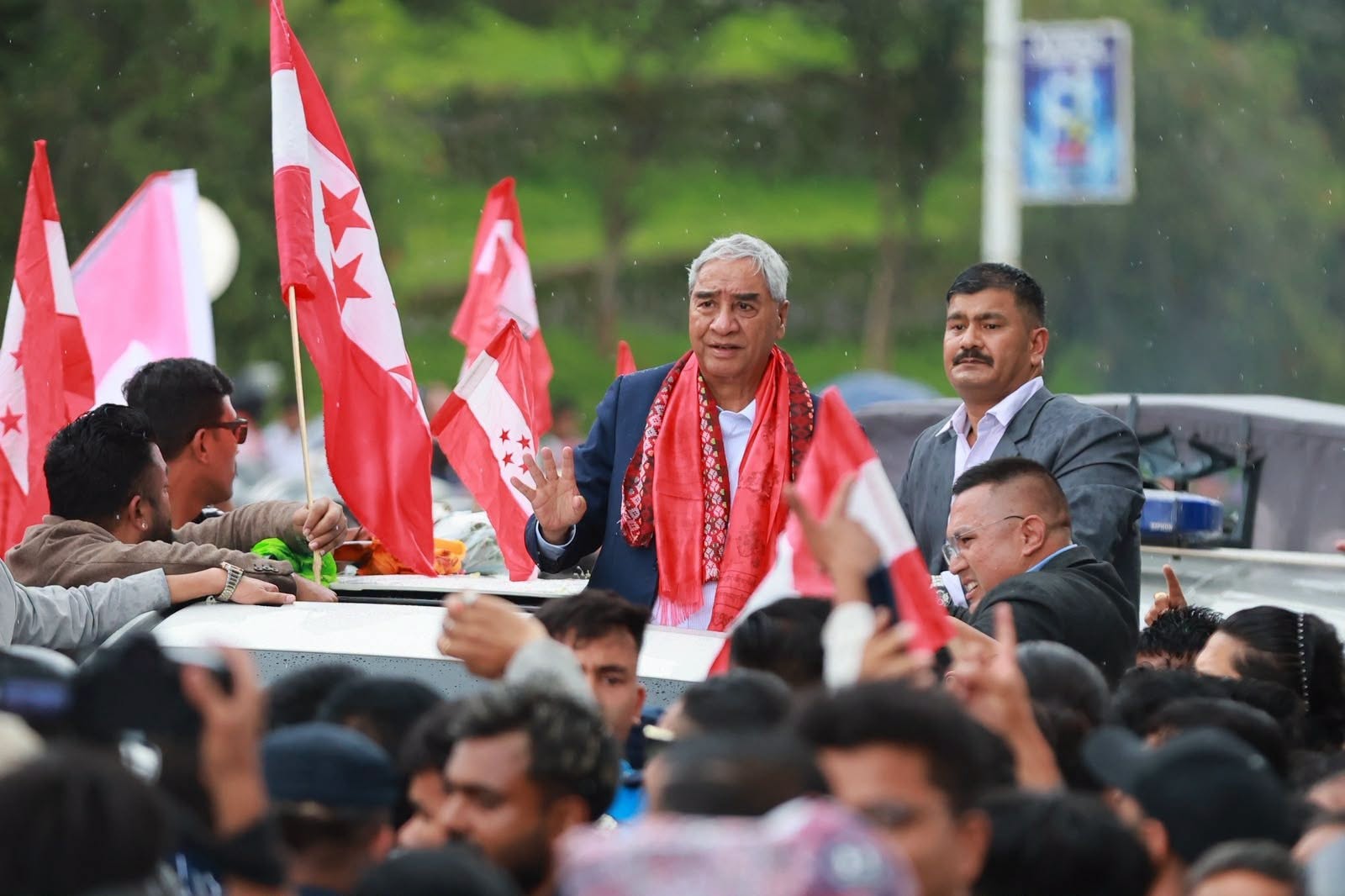 गाडीको सनरुफबाट हात हल्लाउँदै हिँडे देउवा
